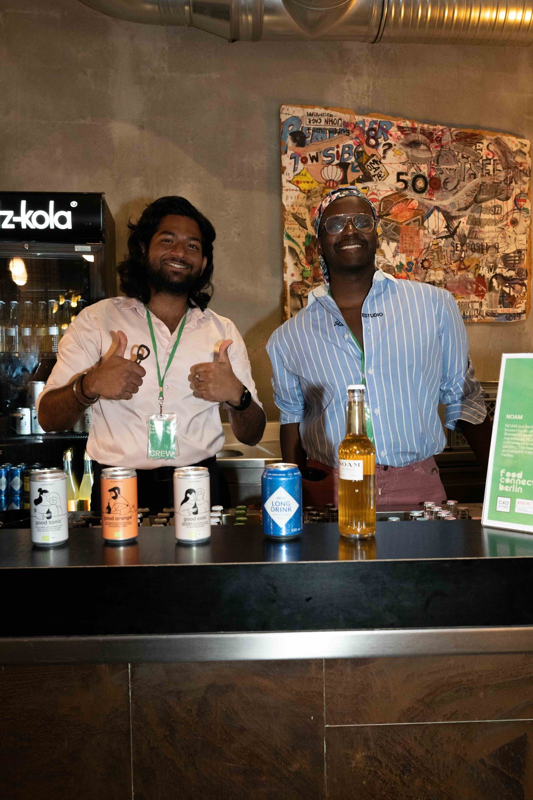 Crew von Food Connect Berlin präsentiert alkoholfreie Getränke am Auftaktabend im CIC Berlin