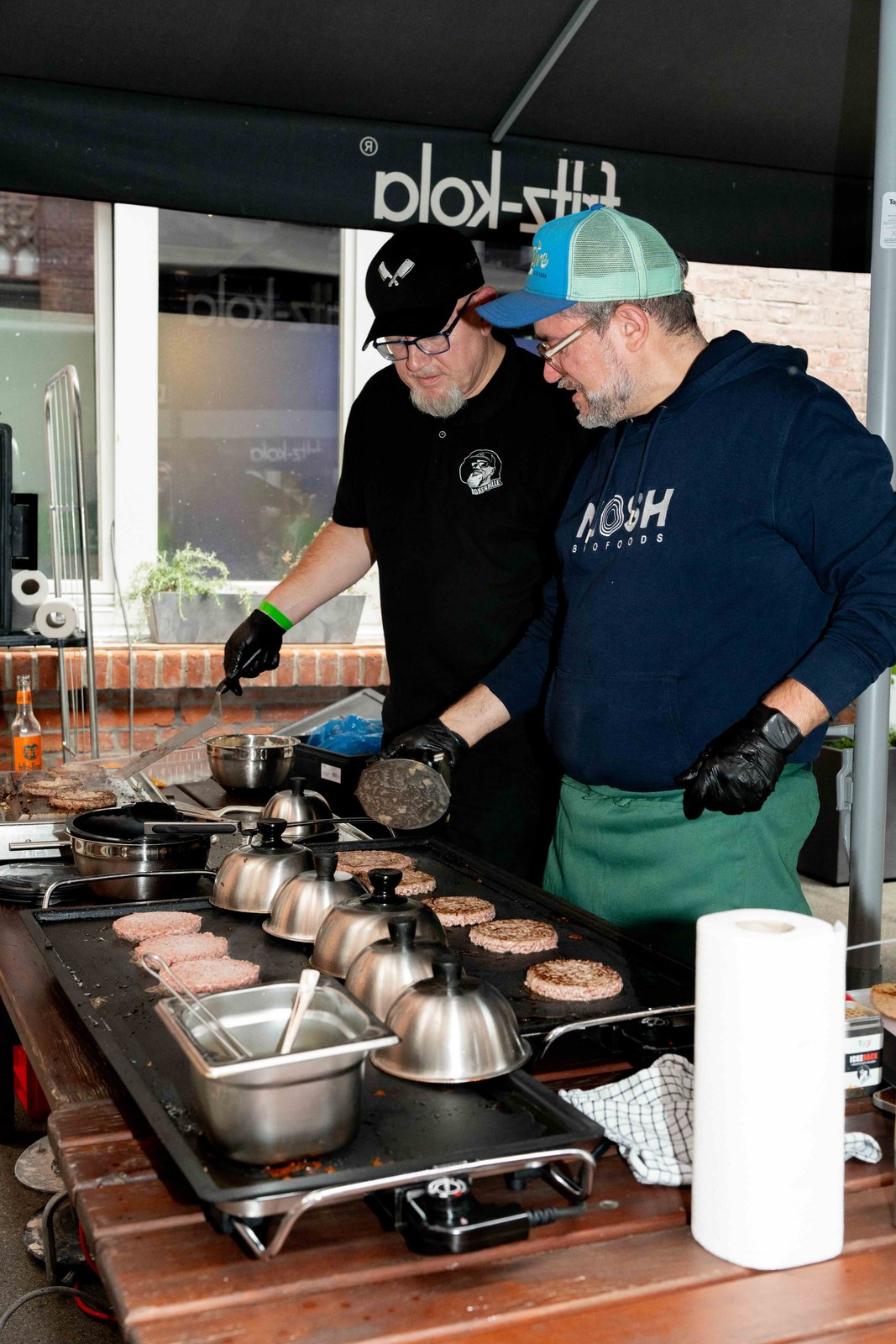 ickegrille und Stefan Emanuel Grill von Nosh.bio gemeinsam am Grill beim Auftakt von Food Connect Berlin