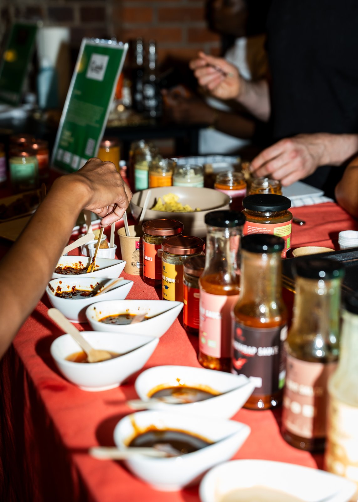 Verkostungstisch mit Saucen und Dips auf der Food Connect Expo beim Auftakt von Food Connect Berlin