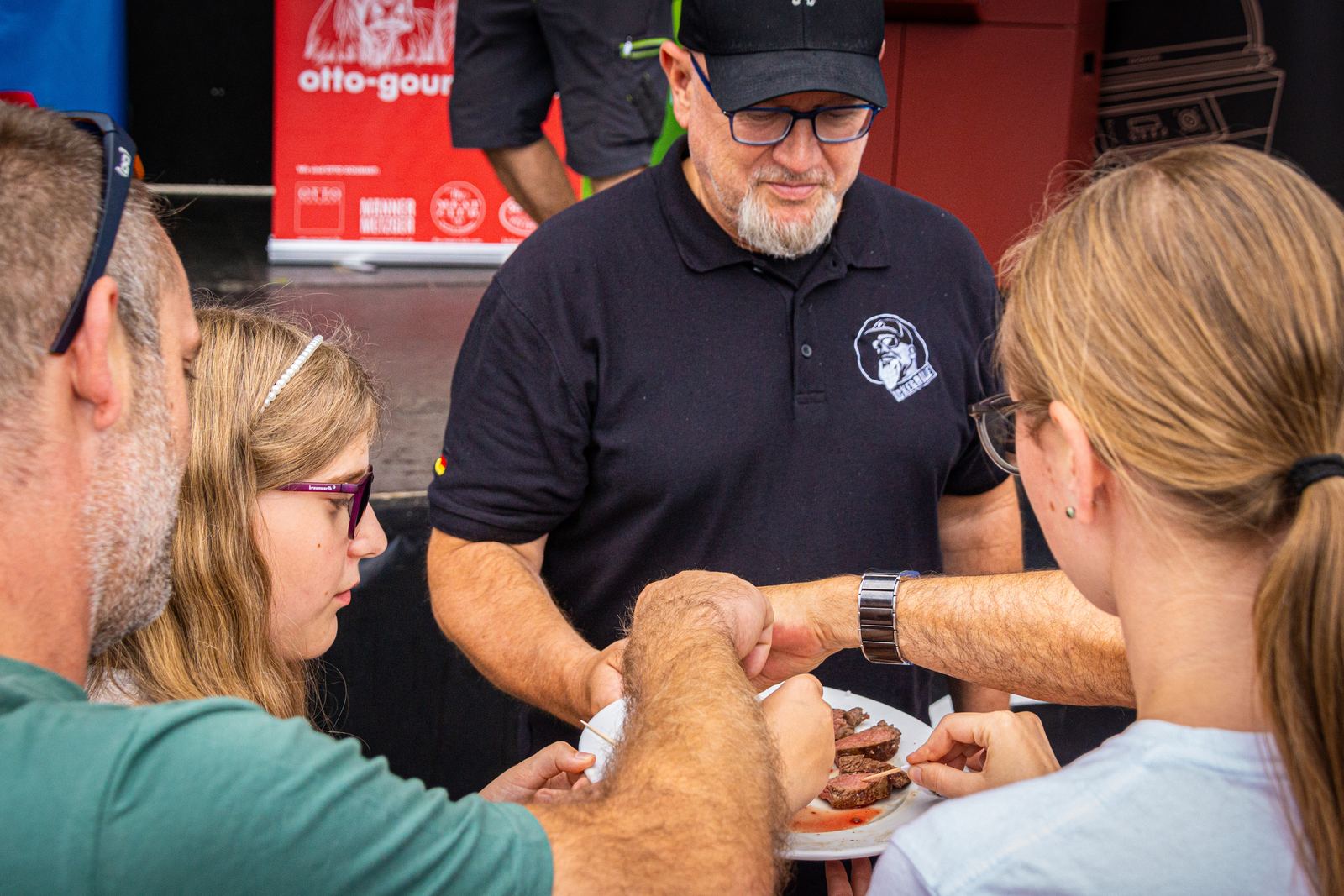 Direkter Kontakt zwischen Grillteam und jungen Besuchern bei der Verkostung