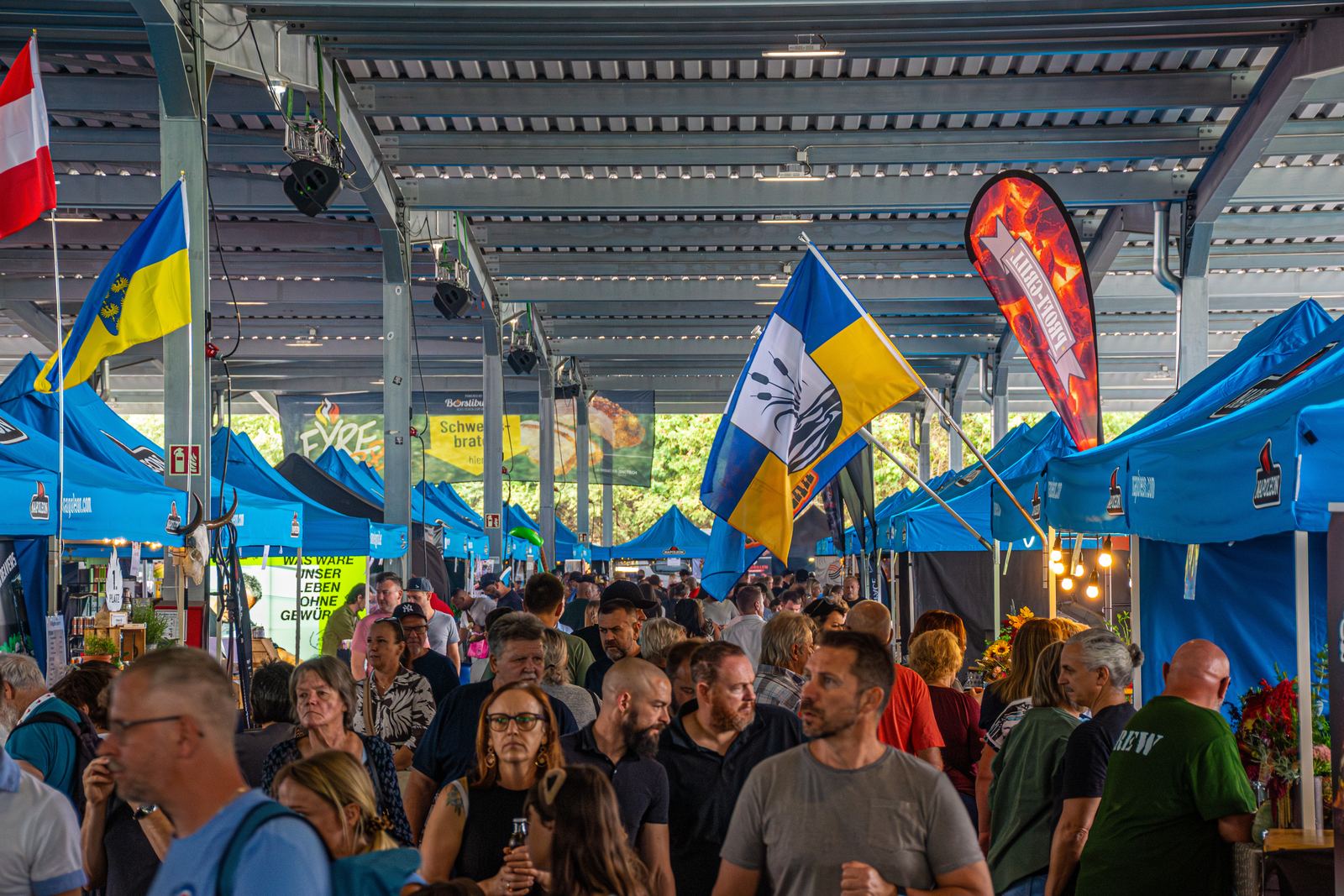 Volle Halle bei der Grillmeisterschaft 2026: Besucher zwischen den Ständen der Grillteams