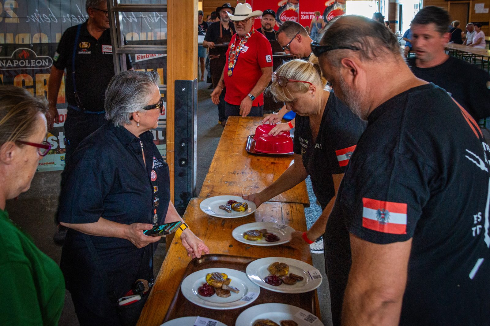 Teams bei der minutengenauen Tellerabgabe an die Jury der Österreichischen Grillmeisterschaft 2026