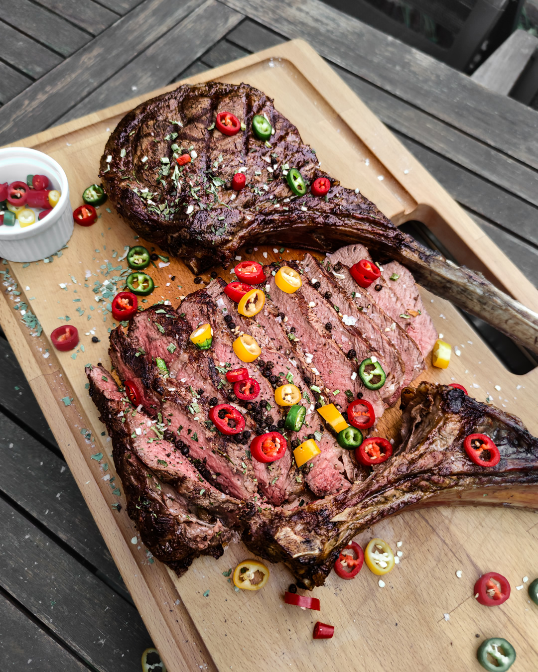 Tomahawk Steaks mit frischem Chili