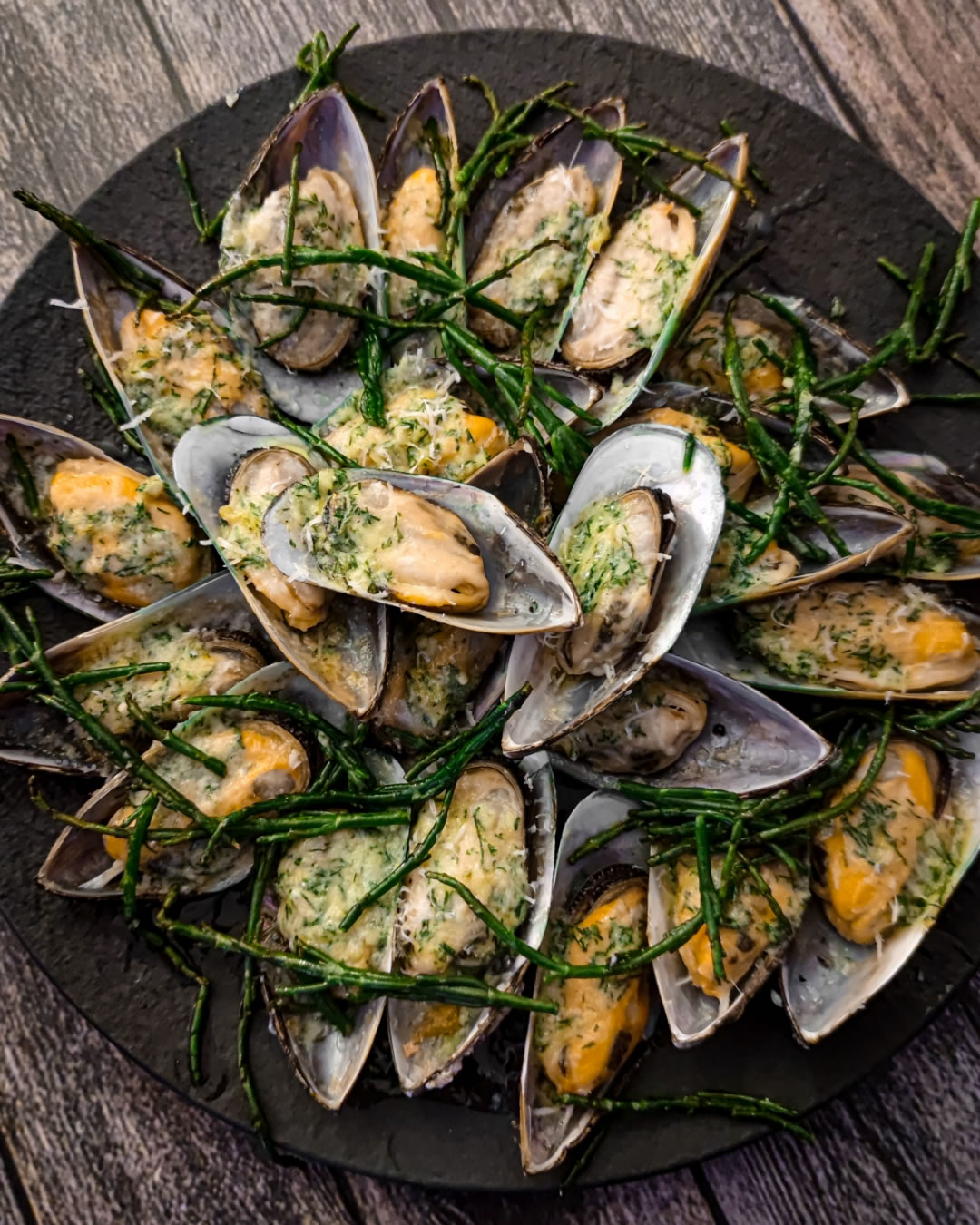 Gratinierte Grünschalmuscheln mit Wakame